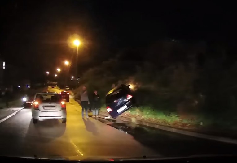 VIDEO Sudar dva automobila u Solinu, jedan sletio s ceste