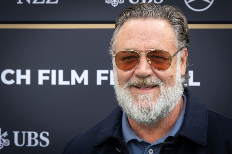 Russell Crowe se brani nakon viralne snimke s fanovima: "U čemu je problem?"