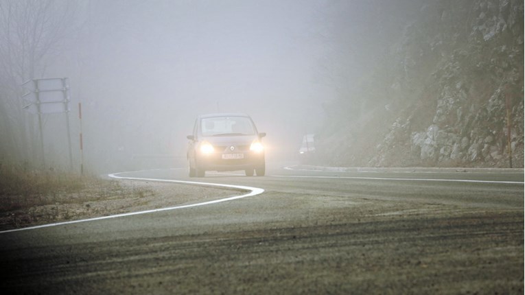 HAK pozvao vozače na oprez zbog magle i skliskih kolnika