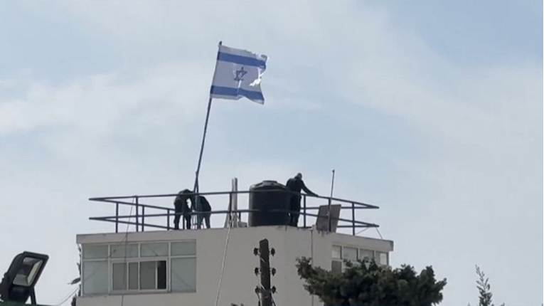 VIDEO Izraelski dužnosnici upali u zgradu UN-a u Jeruzalemu i podigli svoju zastavu