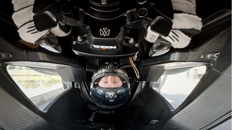 Britansko čudo od auta vozilo naopako. Pogledajte