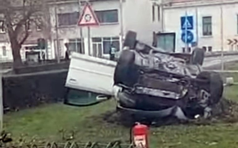 VIDEO Audijem u Đurđevcu uletio u crkveno dvorište, auto završio na krovu