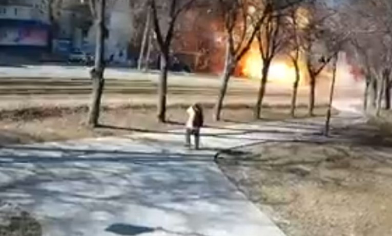 VIDEO Projektil pao u Kijevu usred dana ispred brojnih civila. Sve je snimljeno
