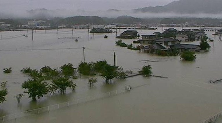 U Japanu obilne kiše, klizišta nose kuće. Ima poginulih i nestalih