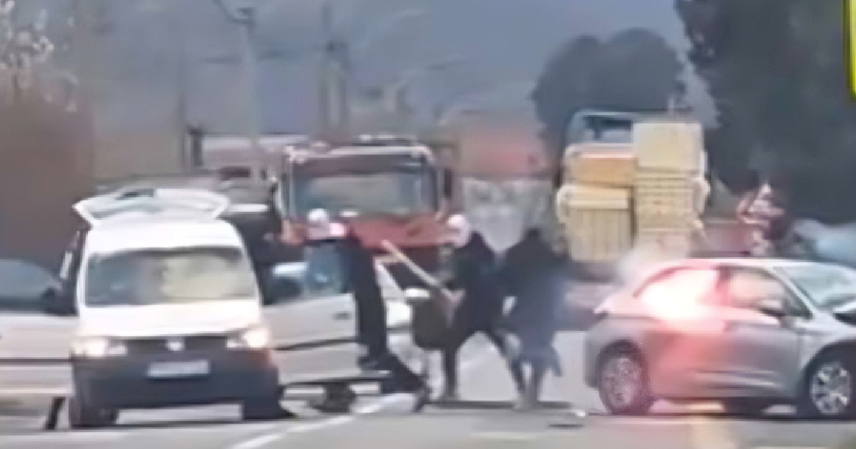 VIDEO Makljaža na ulicama Mostara. Ultrasi napali automobil letvama i zapalili ga