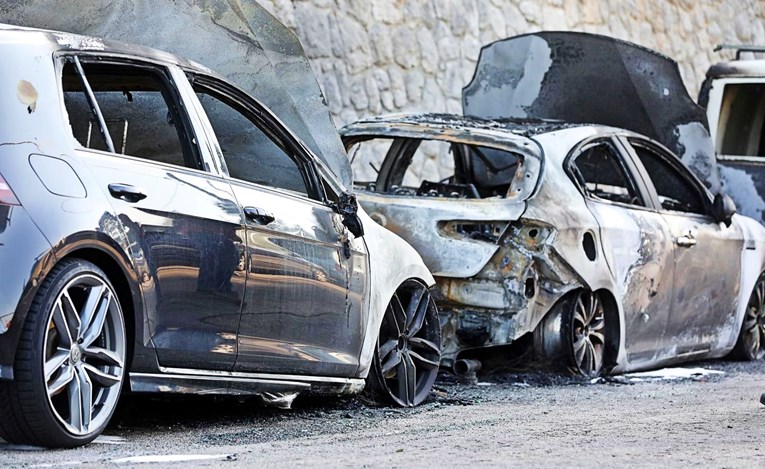 Obrat oko zapaljenih auta u Rijeci. Tri uhićena, svašta im nađeno po kućama
