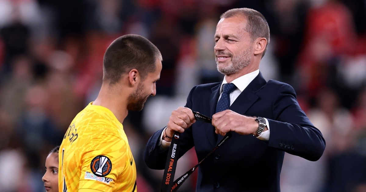 U svibnju je osvojio Europa ligu. Umirovio se s 26 zbog fotografije i filmske režije