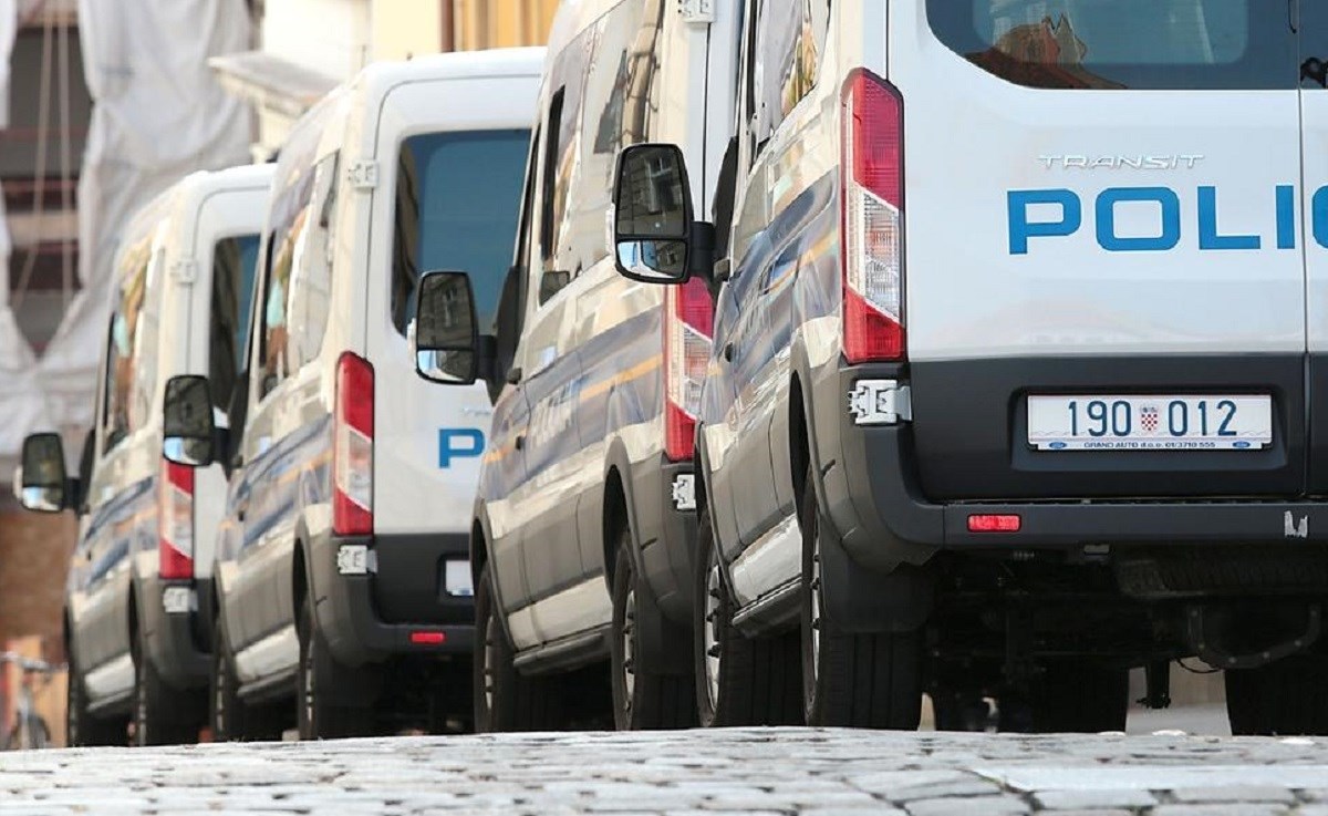 Čovjek mailom prijetio smrću policiji u Crikvenici, rekao da je na aute stavio bombe