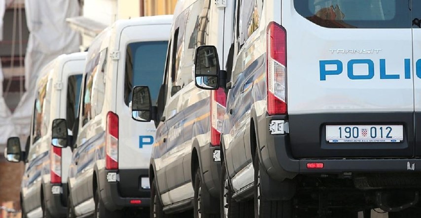 Čovjek mailom prijetio smrću policiji u Crikvenici, rekao da je na aute stavio bombe