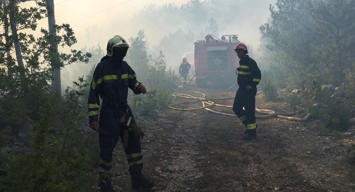 Vatrogasci će zbog požara u Dalmaciji dežurati cijelu noć