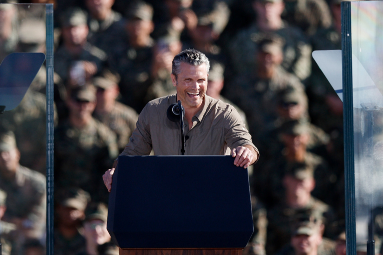 Rastu pozivi na ostavku američkog ministra obrane. "Na tankom je ledu"