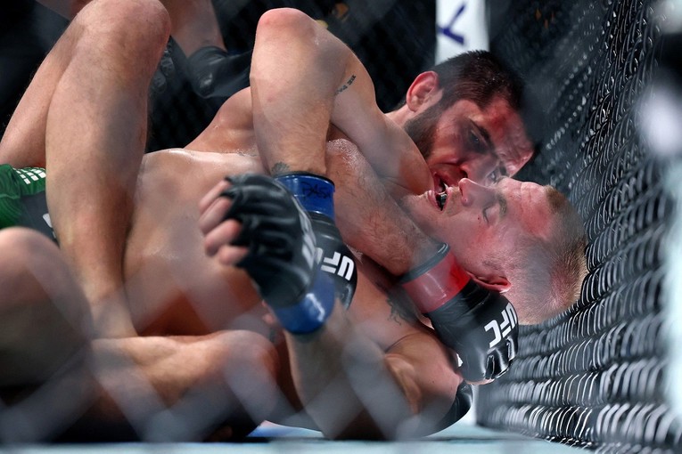 VIDEO Mahačev ispisao povijest. Srušio Silvin rekord i nakon drame sačuvao UFC pojas