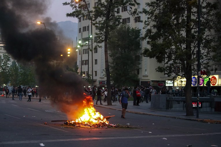 U prosvjedima u Čileu 3 mrtvih. Predsjednika slikali na proslavi u pizzeriji