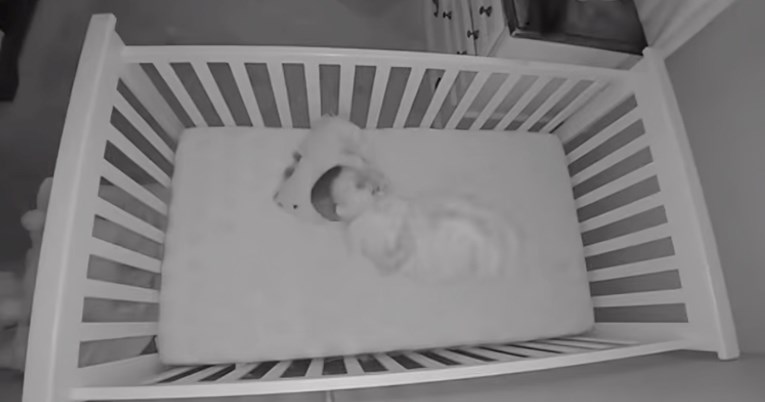 Mama je shvatila da beba ne spava, a onda je vidjela tko joj pravi društvo