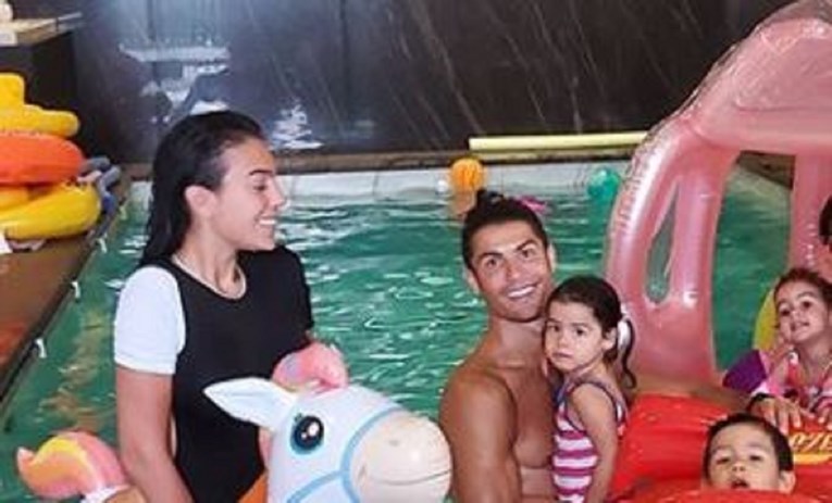 Georgina objavila obiteljsku fotku s bazena, neki zgroženi jer misle da nema gaćice