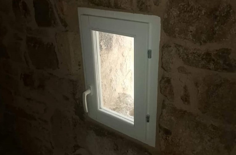 FOTO I VIDEO Na tvrđavu iz 5. stoljeća stavili prozore s PVC-om