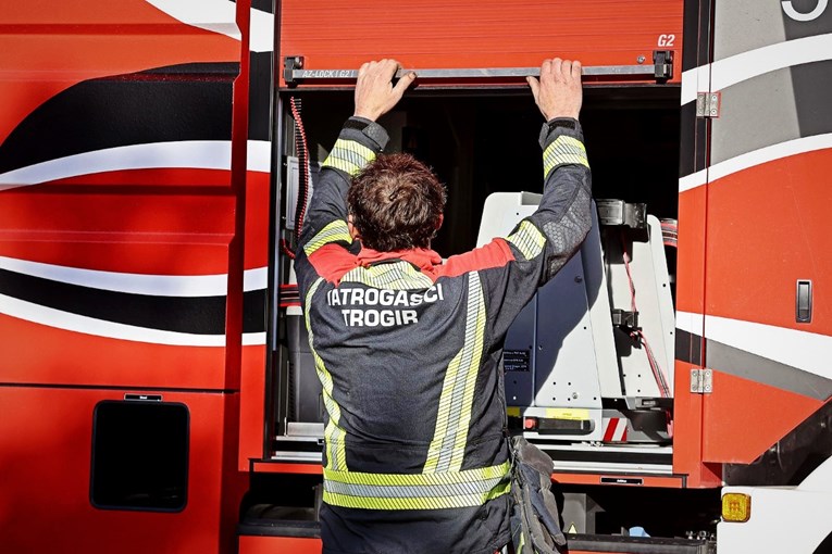 Udar groma zapalio borovu šumu kod Trogira