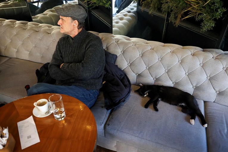Maca zaspala na kauču kultnog sarajevskog kafića
