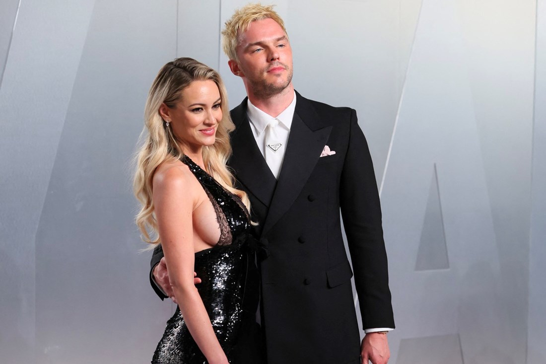 Napali je zbog dekoltea. Ona uzvratila: "Tako izgleda kad majka satima ne doji"