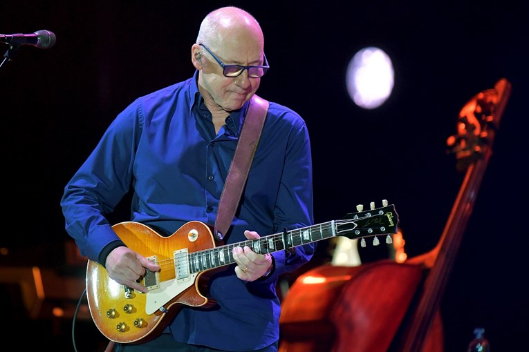 Bivši frontmen Dire Straitsa Mark Knopfler prodaje više od 120 gitara