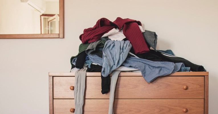 Ne znate gdje odložiti nošenu odjeću koja nije prljava? Evo četiri rješenja