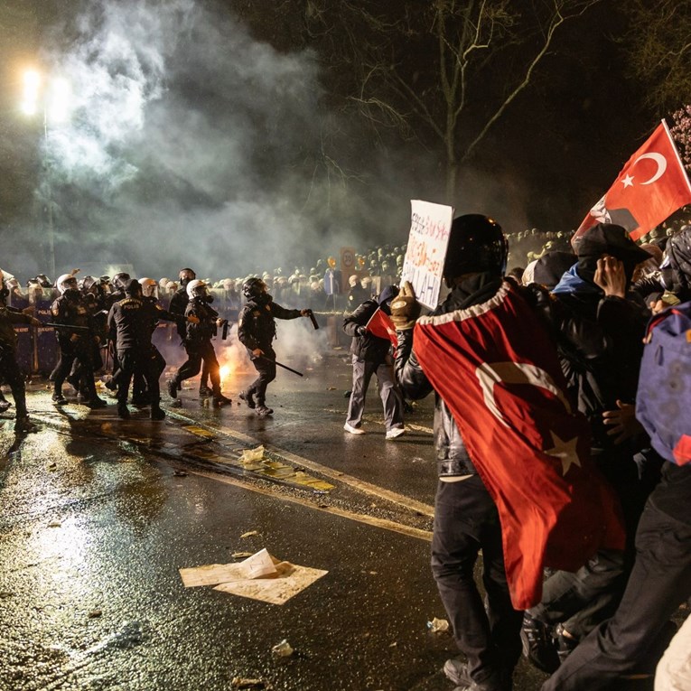 Na prosvjedima protiv uhićenja Erdoganovog protivnika uhićeno devet novinara