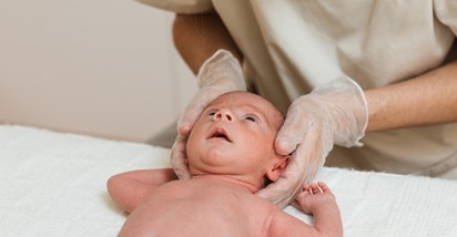 Liječnica pokazala kako spriječiti sindrom zaležane glave kod beba