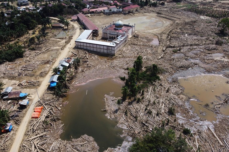 Sedam poginulih, deseci nestalih. Klizište zatrpalo kuće u Indoneziji