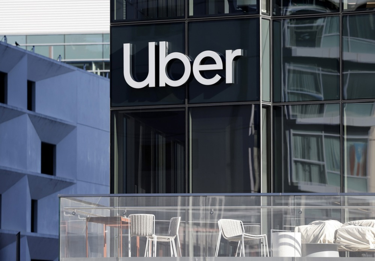 Uberovi vozači u EU-u tvrde da ih algoritam prati i određuje zaradu