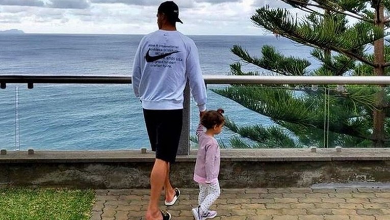 Ronaldo objavio fotku kćerkica i skupio dva milijuna lajkova u sat vremena