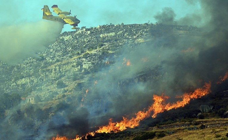 Golem požar kod Trogira, vatrogasci će ostati cijelu noć: "Najgore je iza nas"