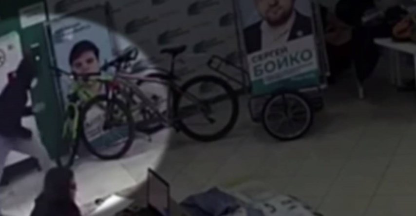 Kamere snimile napad na pristaše Navaljnog, u ured im je bačena nepoznata supstanca