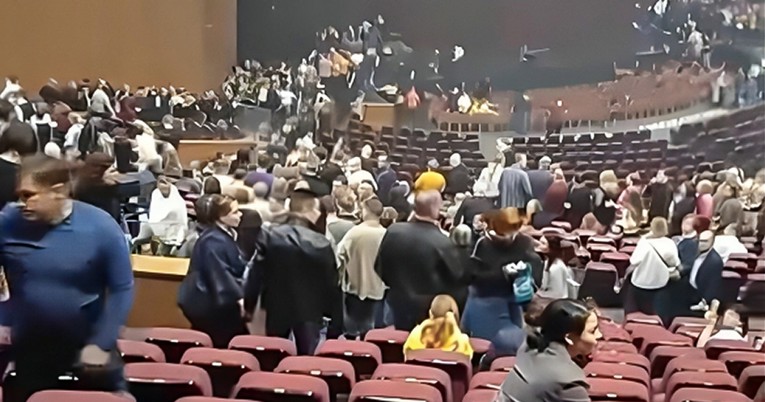 UZNEMIRUJUĆE Stižu snimke s mjesta pokolja u Rusiji. Odjekuje pucnjava, ljudi vrište