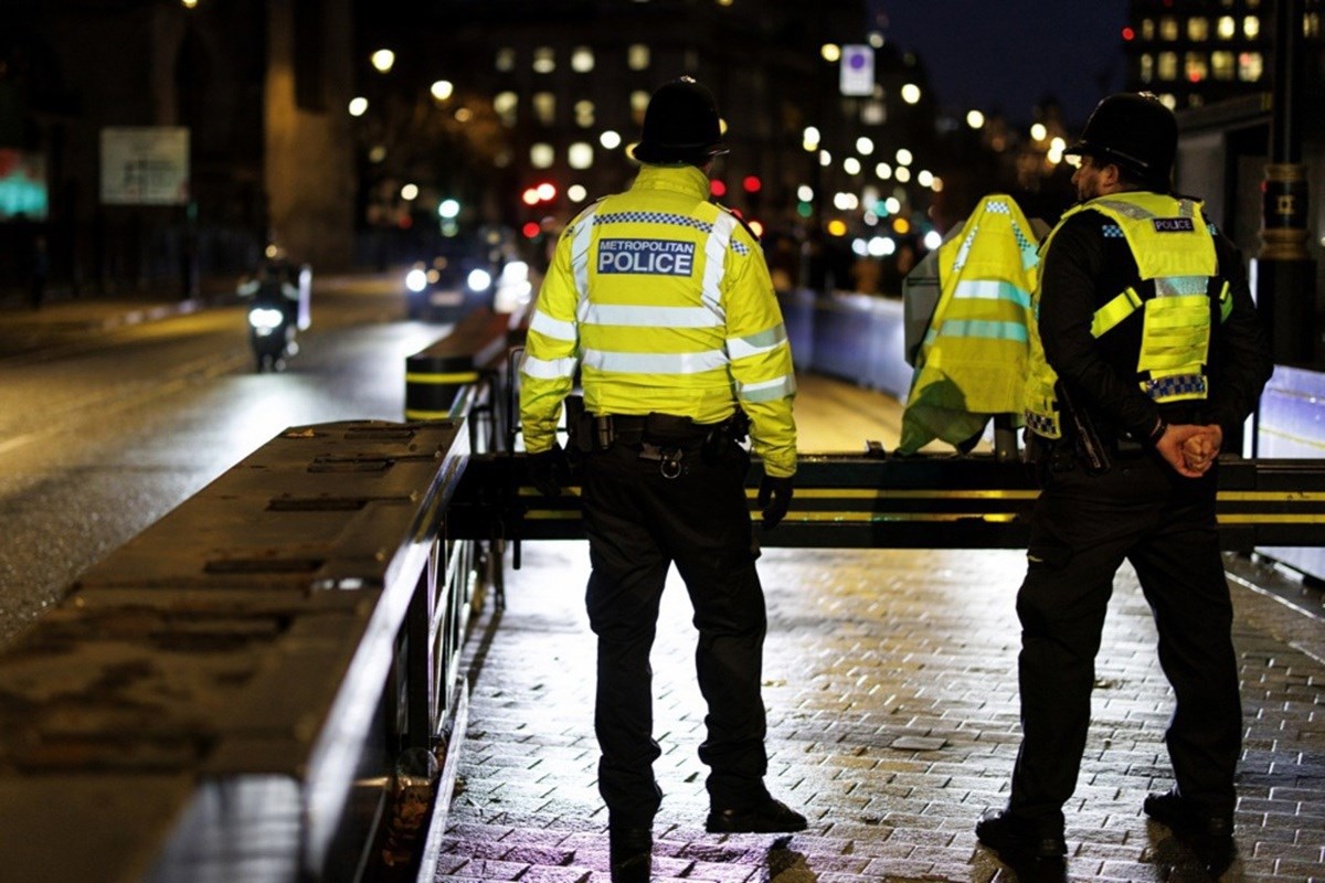 U Londonu nasred ulice ubijen mladić u automobilu. Pokrenuta potraga za ubojicom