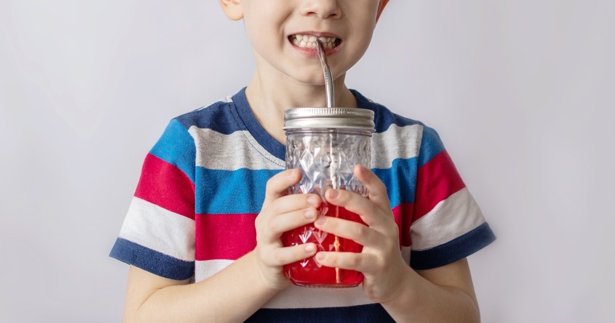 Roditelji upozorili na metalne slamke nakon što je jedna njihovom sinu probila grlo