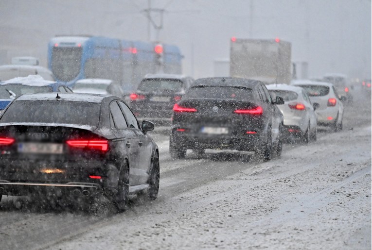 Vozili smo se Zagrebom, neke ZET-ove linije u prekidu. Ralice redovito čiste ceste