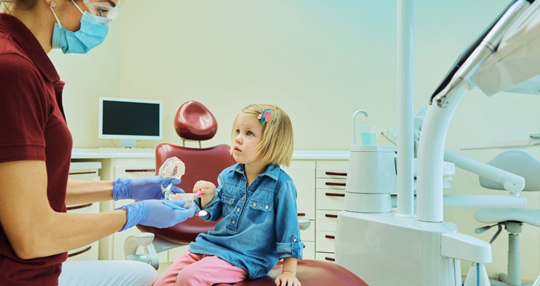 Kada bi vaše dijete trebalo prvi put posjetiti stomatologa? Ranije nego mislite
