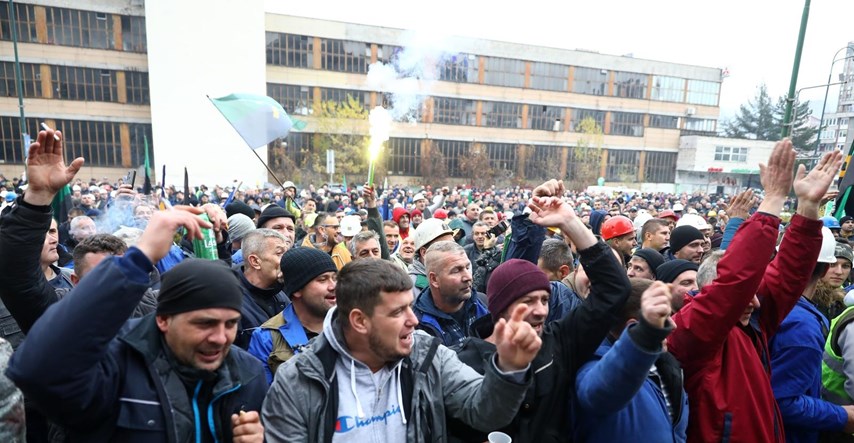 Stotine ljudi drugi dan prosvjeduju pred sjedištem vlade Federacije BiH