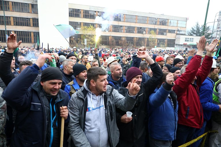 Stotine ljudi drugi dan zaredom prosvjeduju pred sjedištem vlade Federacije BiH