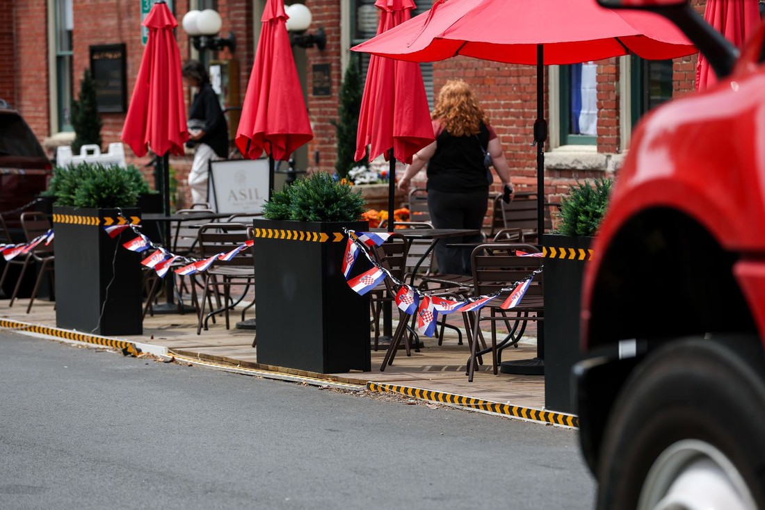 Američki pub okitio terasu hrvatskim zastavama pred SP