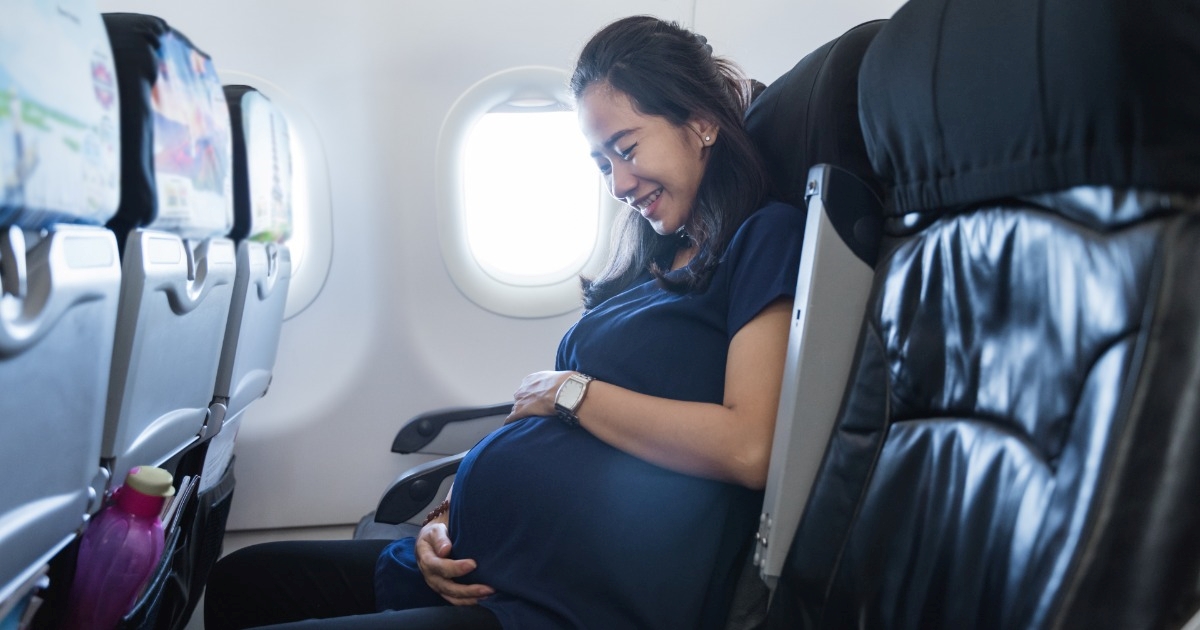 Stjuardesa usred leta pomogla trudnici da se porodi u toaletu aviona