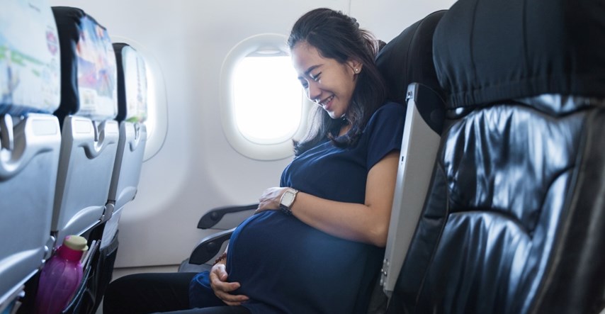 Stjuardesa usred leta pomogla trudnici da se porodi u toaletu aviona