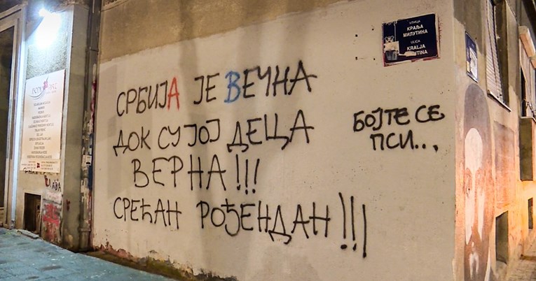 Blizu škole Beogradu u kojoj je počinjen masakr osvanula rođendanska čestitka Vučiću