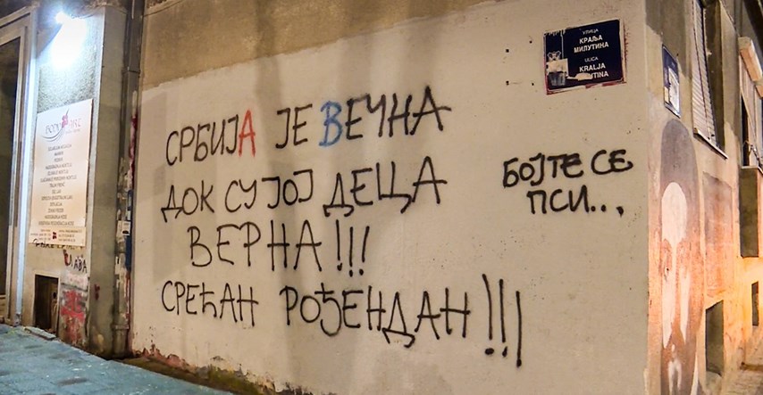 Blizu škole Beogradu u kojoj je počinjen masakr osvanula rođendanska čestitka Vučiću