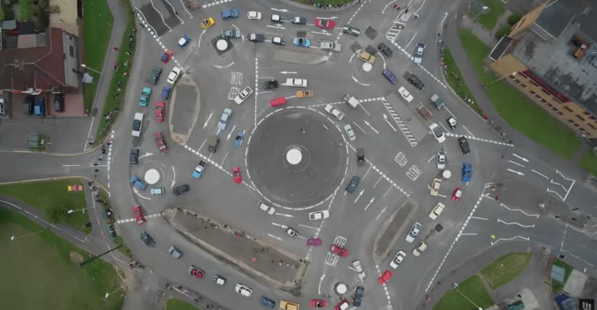 VIDEO Kružni tok u Engleskoj zbunjuje sve vozače: "Ovo je prometni pakao"