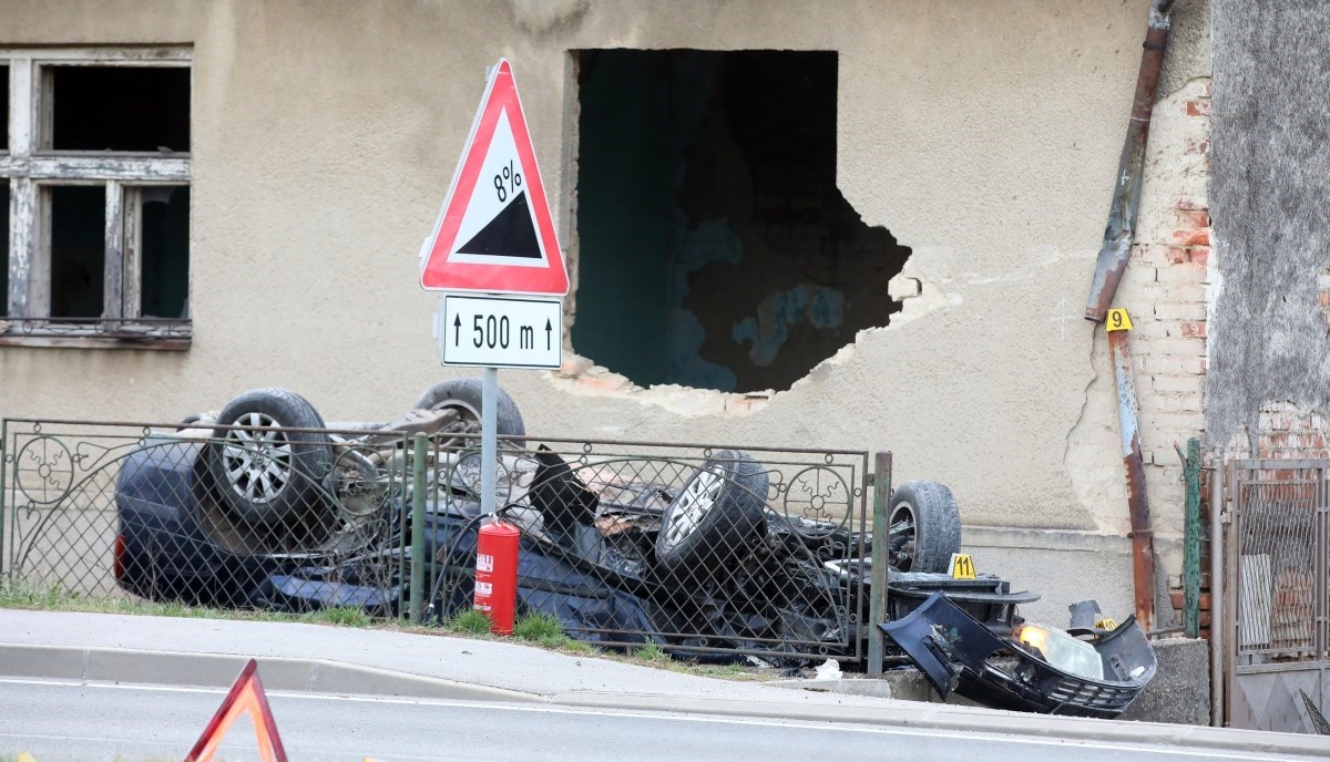 Pretjecao, zabio se u auto, odletio na kuću, završio na krovu. Petero ozlijeđenih