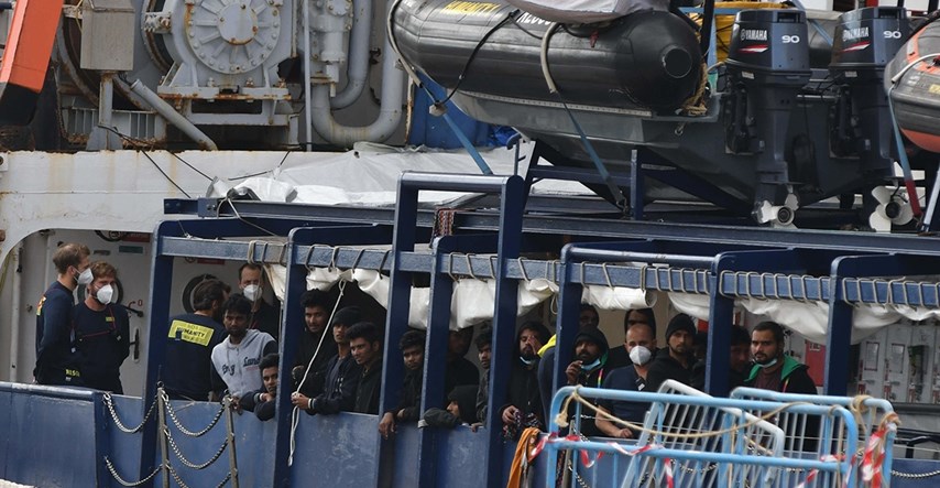 Humanitarni brod odbija napustiti talijansku luku. Ne daju mu da iskrca sve migrante