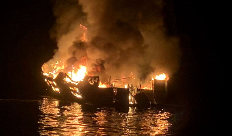 Deseci mrtvih na zapaljenom brodu u SAD-u, cure novi detalji o tragediji