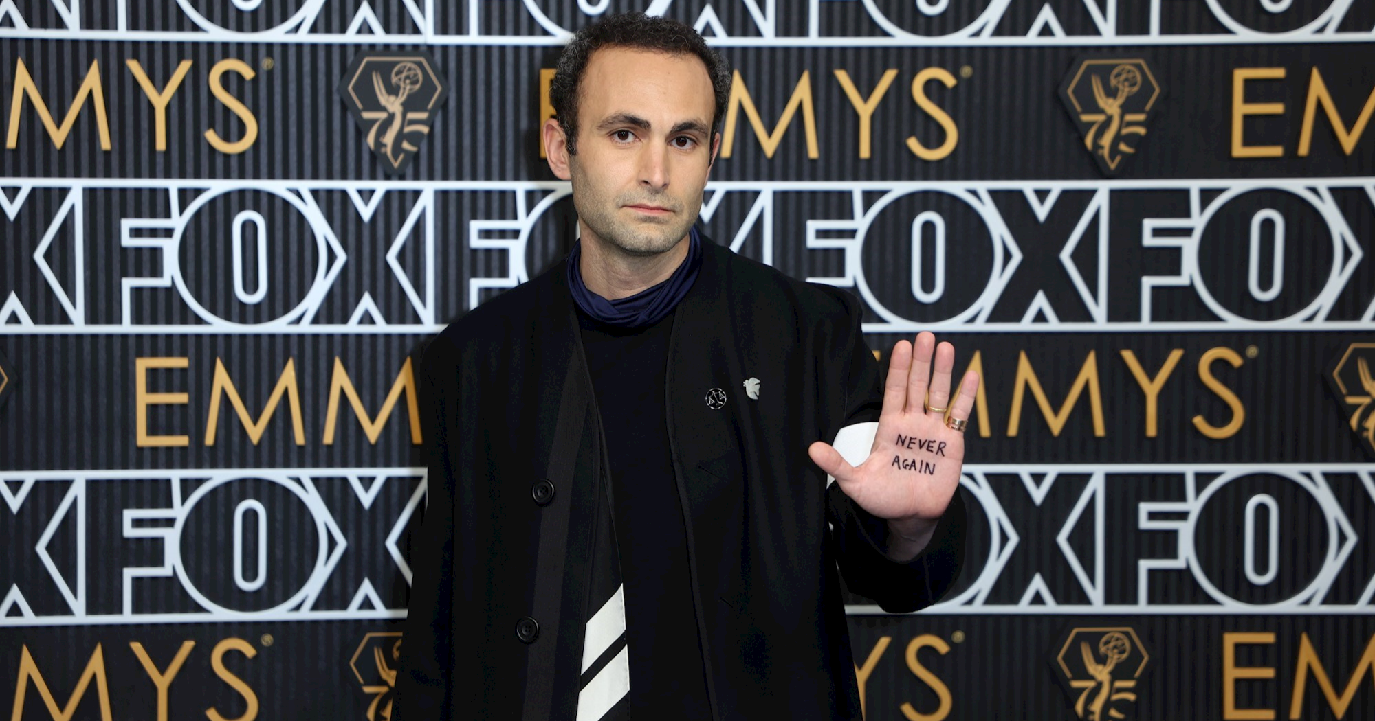 Glumac iz Krune na dlan ispisao političku poruku pa je pokazao na crvenom tepihu