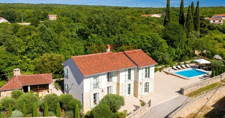 Pogledajte kako izgleda luksuzna vila u Malinskoj koja se prodaje za 670 tisuća eura